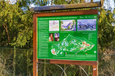 Doğa parkında haritalı ve tarihi resimli bilgilendirme panosu. 21 Mart 2025, Hluboka Şatosu, Çek.