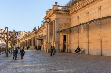 Karlovy 'de ziyaretçilerin bulunduğu tarihi sütunlar güneşli bir günde değişir. 18 Mart 2025, Karlovy Vary, Çek Cumhuriyeti.