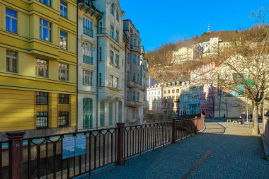 Karlovy 'deki renkli mimari ve güneşli sokak manzaraları çeşitlidir. 18 Mart 2025, Karlovy Vary, Çek Cumhuriyeti.