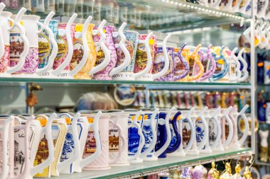 Avrupa pazarında renkli seramik hediyelik eşyalar sergileniyor. 18 Mart 2025, Karlovy Vary, Çek Cumhuriyeti.