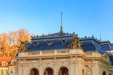 Gün batımında heykel detaylarıyla tarihi mimari bina. 18 Mart 2025, Karlovy Vary, Çek Cumhuriyeti.