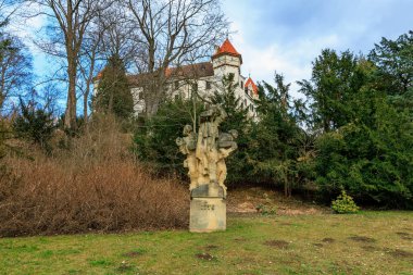 Manzaralı taş anıtı olan tarihi Avrupa şatosu. 17 Mart 2025, Konopiste Şatosu, Çek Cumhuriyeti.