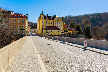 Güneşli bir günde tarihi Avrupa binasına çıkan parke taşı caddesi. 18 Mart 2025, Madalyon, Çek Cumhuriyeti.