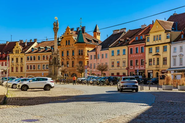 Renkli binaları ve kaldırım taşı sokağıyla tarihi Avrupa şehir meydanı. 18 Mart 2025, Madalyon, Çek Cumhuriyeti.