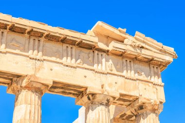 Binanın çok fazla detayı var ve çok eski. Arka plandaki mavi gökyüzü tarih ve ihtişam duygusunu artırır.