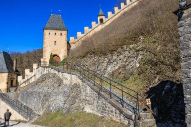 Ortaçağ kale duvarında açık bir günde taş patika.