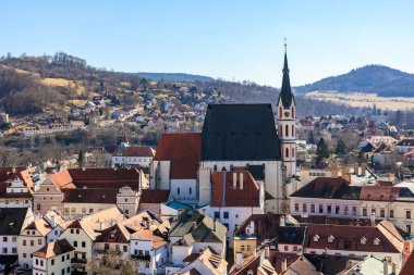 Cesky Krumlov hava görüntüsü: Tarihi mimari ve manzaralı manzara.
