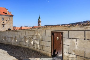Taş duvarlı ve açık mavi gökyüzünün altında kulesi olan tarihi bir kale..