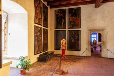 Şövalye zırhlı ve portreli tarihi Avrupa odası. 19 Mart 2025, Karlstejn, Çek Cumhuriyeti.