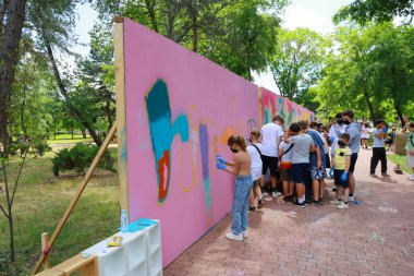 Çeşitli genç sanatçılar park ortamında renkli resimler yaratıyor. 31 Mayıs 2024 Balti Moldova.