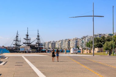 Yaya deniz seti ya da gezinti güvertesi. Metin için kopyalama alanı olan arkaplan. 8 Ağustos 2024 Selanik Yunanistan