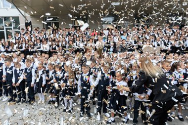 Heyecanlı okul çocukları ve öğretmenler düşen konfeti altında kutlama yapıyorlar. 2 Eylül 2024 Balti Moldova.