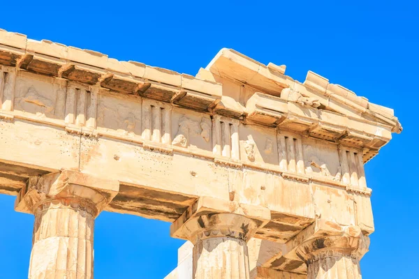 Binanın çok fazla detayı var ve çok eski. Arka plandaki mavi gökyüzü tarih ve ihtişam duygusunu artırır.