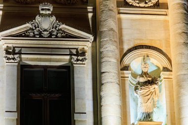 Geceleri antik taş heykelleri mimari detaylarla aydınlatırdı. 8 Mart 2025 Bükreş Romanya.