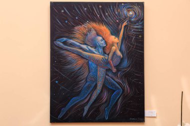 Uzayda dans eden iki kişinin resmi. Kadın elinde bir ışık tutuyordu. Resim soyut ve rüya gibi, ruhani bir kaliteye sahip. 12 Mart 2024 Balti Moldova