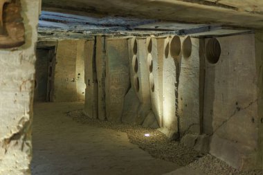 Karmaşık duvar oymaları ve tünel kavrayışına sahip tarihi taş ocağı. 6 Nisan 2025 Branesti, Moldova.