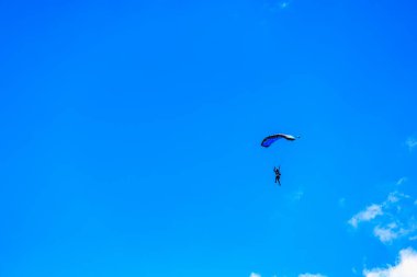 Paraglider silueti bulutlu açık mavi gökyüzüne karşı. 31 Mayıs 2025 Vadul lui Voda Moldova.
