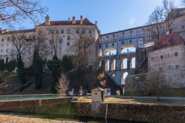 Açık bir günde köprüsü olan tarihi bir şato krumlov. 20 Mart 2025, Cesky Krumlov, Çek.