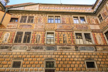 Kale duvarlarında freskler olan tarihi rönesans mimarisi. 20 Mart 2025, Cesky Krumlov, Çek.