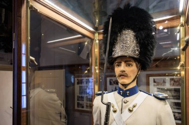 Tarihi askeri üniforma dekoratif başlık ve kuşakla tören muhafızlarını gösteriyor. 20 Mart 2025, Cesky Krumlov, Çek.