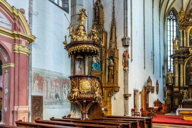 Avrupa 'nın tarihi kilisesinde karmaşık barok kürsü ve dini sanat eserleri. 20 Mart 2025, Cesky Krumlov, Çek.