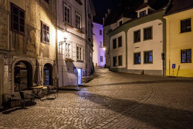 Avrupa 'nın tarihi şehrinde geceleyin sessiz dar kaldırımlı bir cadde. 20 Mart 2025, Cesky Krumlov, Çek.