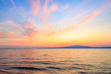 Gökyüzü pembe ve turuncu renklerin güzel bir karışımıdır. Huzurlu ve huzurlu bir atmosfer yaratır.