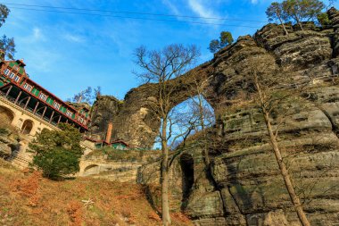 Görkemli kaya kemeri ve doğal manzaralı tarihi bina.