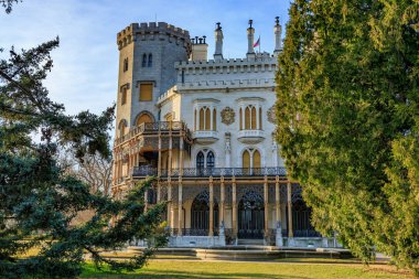 Bolluk parkında kulesi olan tarihi gotik diriliş kalesi..