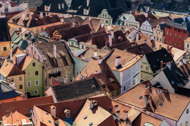 Sıcak güneş ışığı altında büyüleyici Avrupa köyü çatıları.