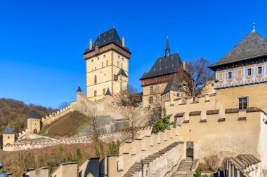 Görkemli Karlstejn kalesi mavi gökyüzünün altında tarihi mimari ile.