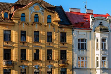 Sıcak ışıkta dekore edilmiş tarihi Avrupa mimarisi.