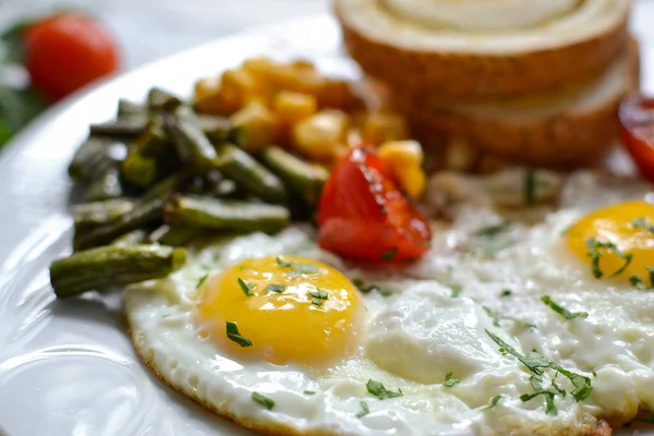 Huevos Fritos Con Tomates Judías Verdes Maíz Tostadas Desayuno Vegetariano —  Fotos de Stock