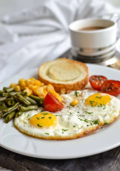 早餐在床上 西红柿 玉米和吐司 英国素食早餐 放在木制盘子里的咖啡和煎蛋 — 图库照片