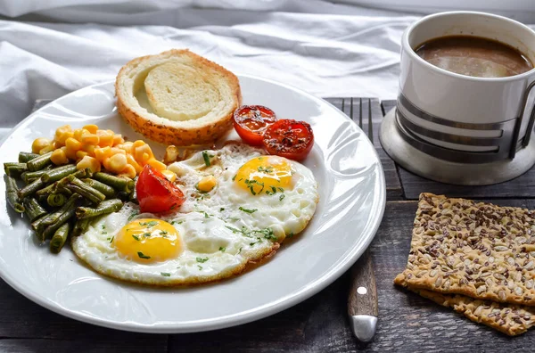 Завтрак Постель Жареные Яйца Помидорами Зеленой Фасолью Кукурузой Тостами Английский — стоковое фото