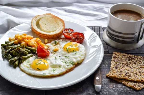 Colazione Letto Uova Fritte Con Pomodori Fagiolini Mais Pane Tostato — Foto Stock