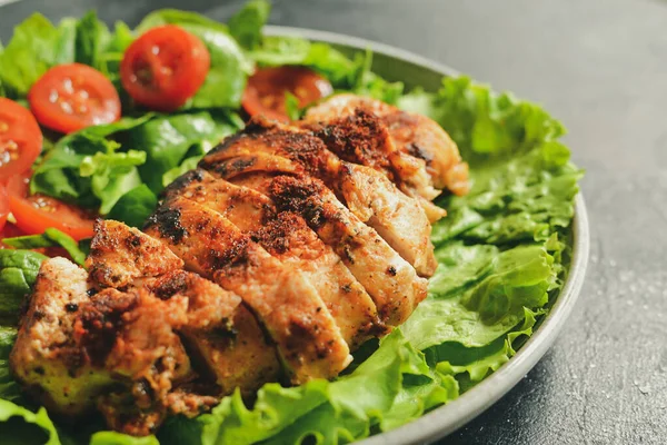 Salad Dada Ayam Panggang Dengan Bayam Dan Tomat Sehat Makan — Stok Foto