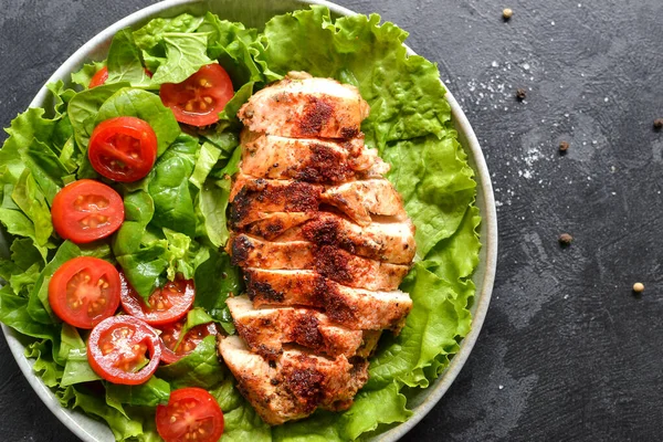 Ensalada Pechuga Pollo Parrilla Con Espinacas Tomates Alimentación Saludable Pechuga — Foto de Stock