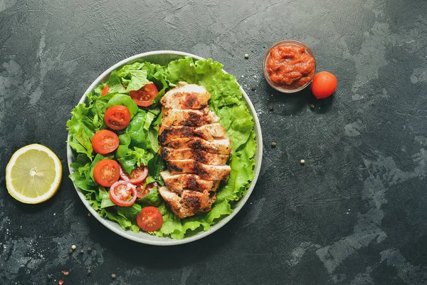 Gegrillter Hühnerbrustsalat Mit Spinat Und Tomaten Gesund Essen Gebratene Hühnerbrust — Stockfoto