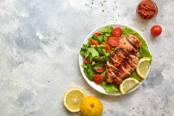Salad Dada Ayam Panggang Dengan Bayam Dan Tomat Sehat Makan — Stok Foto