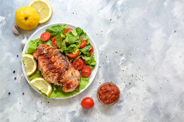 Salad Dada Ayam Panggang Dengan Bayam Dan Tomat Sehat Makan — Stok Foto
