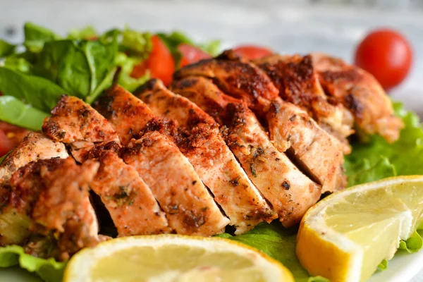 Ensalada Pechuga Pollo Parrilla Con Espinacas Tomates Alimentación Saludable Pechuga — Foto de Stock