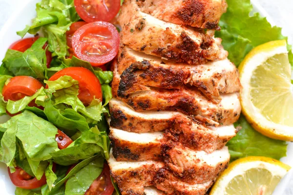 Ensalada Pechuga Pollo Parrilla Con Espinacas Tomates Alimentación Saludable Pechuga — Foto de Stock