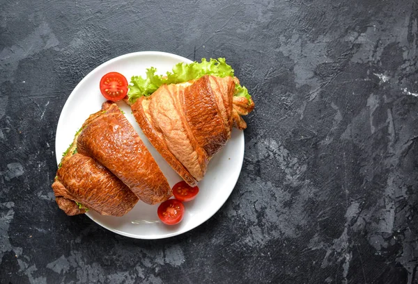 Croissant Sandwich Chicken Breast Lettuce Croissant Sandwich Dark Concrete Background — Stock Photo, Image