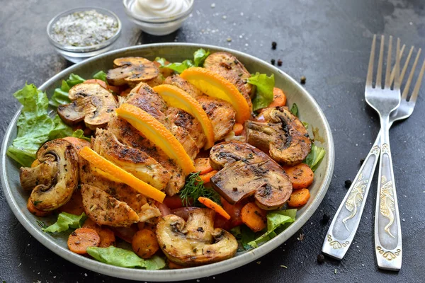 Grillede Grøntsager Kyllingesalat Kyllingebryst Salat Svampe Tomater Appelsin Øverste Udsigt - Stock-foto