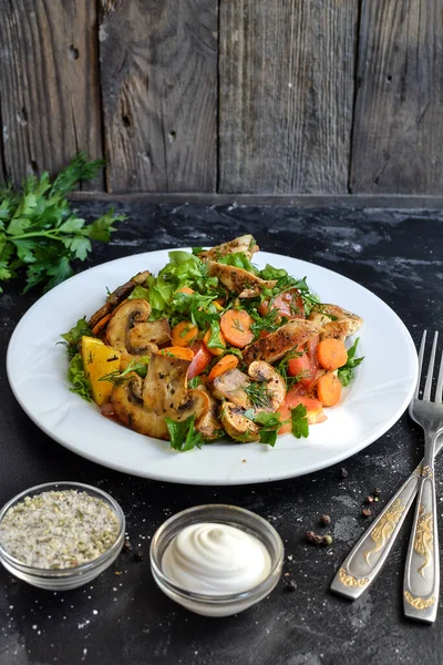 Verdure Grigliate Insalata Petto Pollo Petto Pollo Insalata Funghi Pomodori — Foto Stock