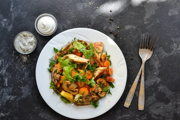 Verdure Grigliate Insalata Petto Pollo Petto Pollo Insalata Funghi Pomodori — Foto Stock