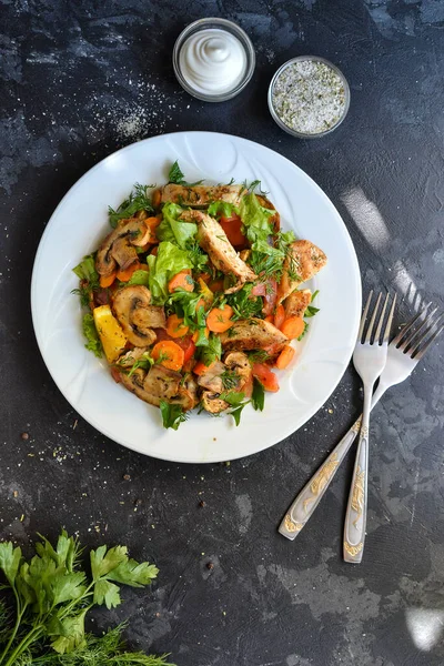 Verdure Grigliate Insalata Petto Pollo Petto Pollo Insalata Funghi Pomodori — Foto Stock