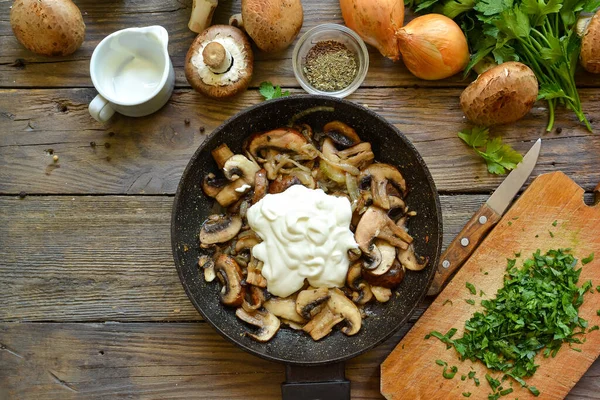 소스를 왕실의 레시페 단계적으로 양파와 버섯을 요리하라 위에서 프라이팬에 — 스톡 사진