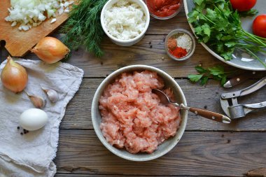 Tavuk köftesi tarifi. Adım adım domates sosunda köfte pişiriyorum. Kavanozda doğranmış tavuk. Üst Manzara. Ahşap arkaplan.
